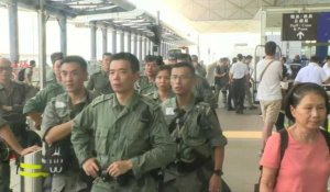 La police anti-émeutes à l'aéroport de Hong Kong avant une manifestation annoncée
