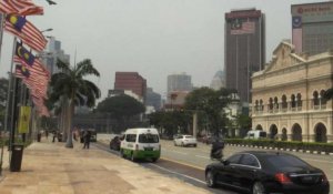 Un épais brouillard enveloppe les tours de Kuala Lumpur