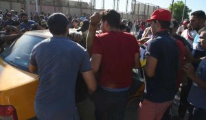 Des manifestants irakiens blessés évacués des lieux d'affrontements à Bagdad