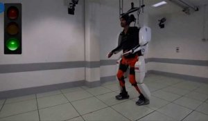 Un exosquelette permet à un patient de marcher à nouveau