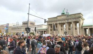 Des manifestants se rassemblent devant la Porte de Brandebourg à Berlin