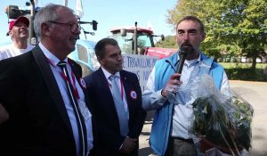 Henri Quoniou, maire de Saint Souplet, rencontre les agriculteur en marge du congrès des   maires