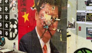 Hong Kong: une affiche de Xi Jinping cible de jets d'oeufs