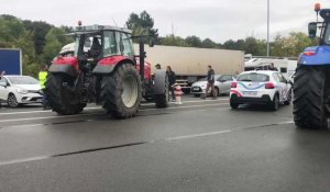 Manifestation des agriculteurs de l'Audomarois contre les zones de non-traitement au péage de Setques 