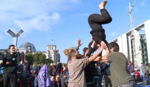 Extinction Rebellion bloque un pont près du Parlement à Berlin