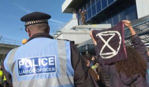 Les manifestants pour le climat tentent d'"occuper" l'aéroport City Airport de Londres