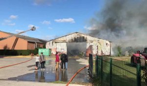 Un hangar agricole de 300 m2 part en fumée, les pompiers évitent la propagation du feu à l'entrepôt voisin.