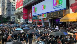 Hong Kong: la foule défie la police après l'agression de deux militants