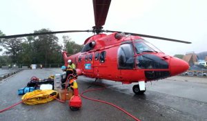 Préparation de l'hélicoptère pour l'installation des pylônes du téléphérique de Namur
