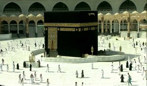Des fidèles musulmans effectuent la prière du matin à La Mecque