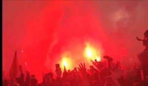 LOSC - RC Lens: ambiance de feu avec les supporters pour le départ du car du RCL