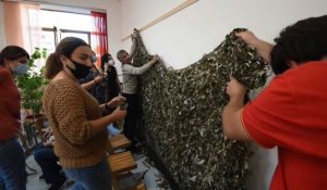 A Erevan, parents et enseignants fabriquent des filets de camouflage pour les soldats arméniens au Nagorny-Karabakh