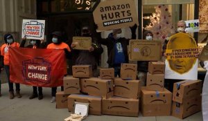 Les salariés d'Amazon manifestent devant l'appartement de leur patron Jeff Bezos