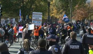 USA: des manifestants pro et anti-Trump se croisent devant la Maison Blanche