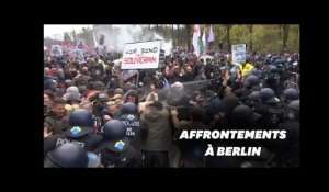 Des milliers d'anti-masques manifestent à Berlin contre Merkel