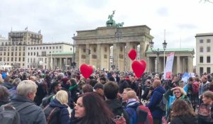 Berlin: des milliers de personnes manifestent contre les restrictions anti-Covid