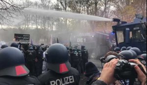 Berlin: la police disperse au canon à eau une manifestation d'"anti-masques"