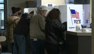 USA: des électeurs déposent leur bulletin de vote par correspondance en Pennsylvanie