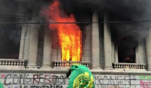 Les manifestants mettent le feu au Parlement guatémaltèque