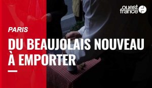 À Paris, un restaurateur sert du Beaujolais nouveau à emporter « pour oublier la crise »