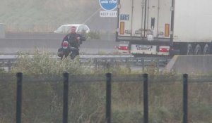 Calais: Des migrants tentent de grimper dans les camions, la police débordée