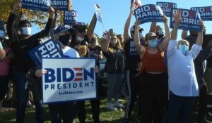 Des partisans de Biden célèbrent sa victoire devant le centre de Wilmington où il fera son discours