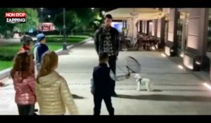 Quand Novak Djokovic donne un cours de tennis en promenant son chien ! (vidéo)