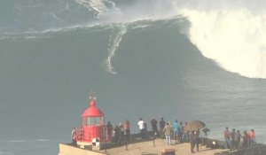 A Nazaré, des surfeurs de l'extrême s'attaquent aux vagues géantes