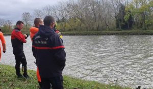 Les plongeurs à la recherche d'une voiture tombée dans le canal à Mont-Bernanchon
