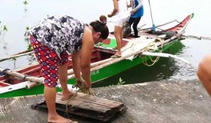 Des pêcheurs se préparent à l'arrivée du typhon Goni aux Philippines