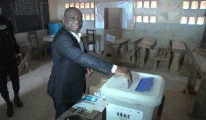 Présidentielle en Côte d'Ivoire : le candidat indépendant Kouadio Konan Bertin vote