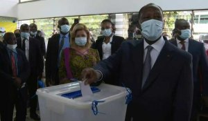 Présidentielle en Côte d'Ivoire: le président Ouattara vote à Abidjan