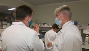 Coronavirus: le Roi Philippe visite le laboratoire de recherche Covid de l'Université de Liège