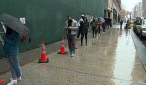 Covid-19: Des personnes font la queue pour se faire tester à New York