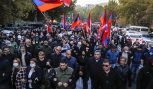 Les forces russes se déploient, des milliers d'Arméniens ne décolèrent pas