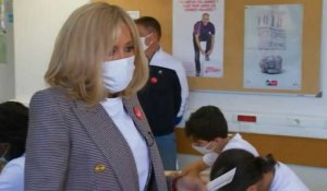Brigitte Macron lit la dictée ELA à des collégiens du Chesnay
