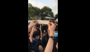 Thaïlande: une voiture du cortège royal traverse la foule de manifestants