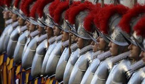 Le Covid atteint les gardes suisses : le Vatican isole, la Suisse s'inquiète