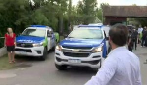 Un véhicule transportant le corps de Diego Maradona quitte sa maison