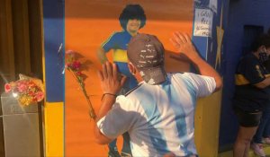 Les fans de foot du monde entier pleurent la mort de Maradona