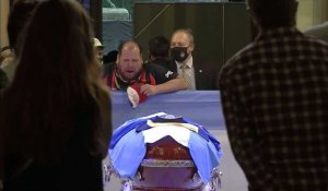 Pleures des fans devant le cercueil de Maradona au Palais présidentiel