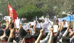 Des milliers de Birmans manifestent à nouveau contre le coup d'Etat