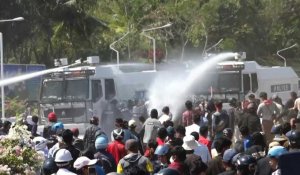 La police birmane tire des balles en caoutchouc sur les manifestants anti-coup d'Etat