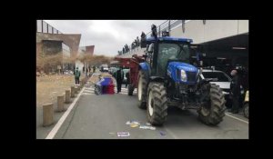 Manif agricole à Angers : une pailleuse projette de la paille devant le Carrefour Saint-Serge