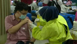 Indonésie: des vendeurs du marché se font vacciner pour la seconde phase de vaccination