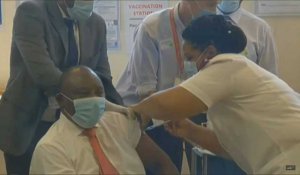 Afrique du Sud: Ramaphosa reçoit le vaccin Johnson &amp; Johnson contre le Covid-19