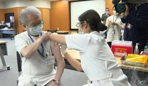 Covid: Le Japon commence sa campagne de vaccination avec ses soignants