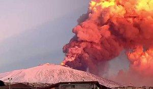 UGC: Un impressionnant panache de cendres s'élève de l'Etna en éruption