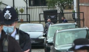 Le prince Charles quitte l'hôpital de Londres après avoir rendu visite à son père Philip