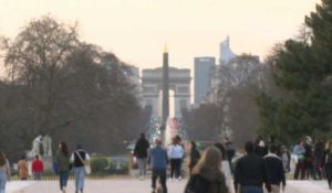 Les Parisiens profitent du soleil et de la douceur printanière avant le couvre-feu